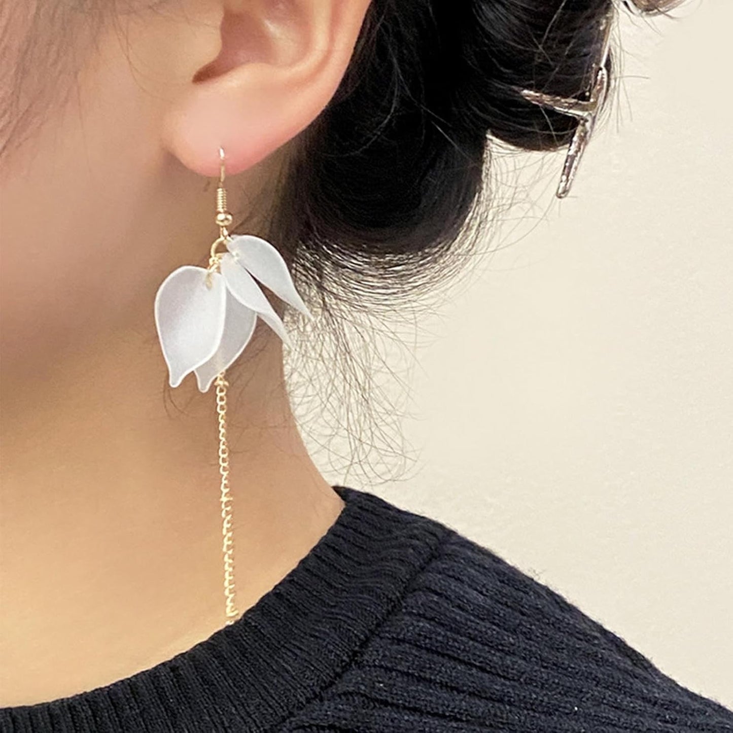 Vintage Acrylic Flower Petal Drop Earrings Gold Long Tassel Chain Earrings White Resin Flower Hook Earrings Wedding Flower Earrings Jewelry for Women